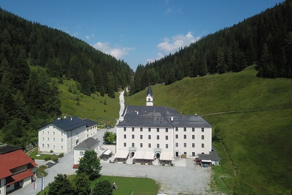 Drohnenaufnahme des Waldrast Natur Resorts mit Klostergasthof und Kirche im Sommer