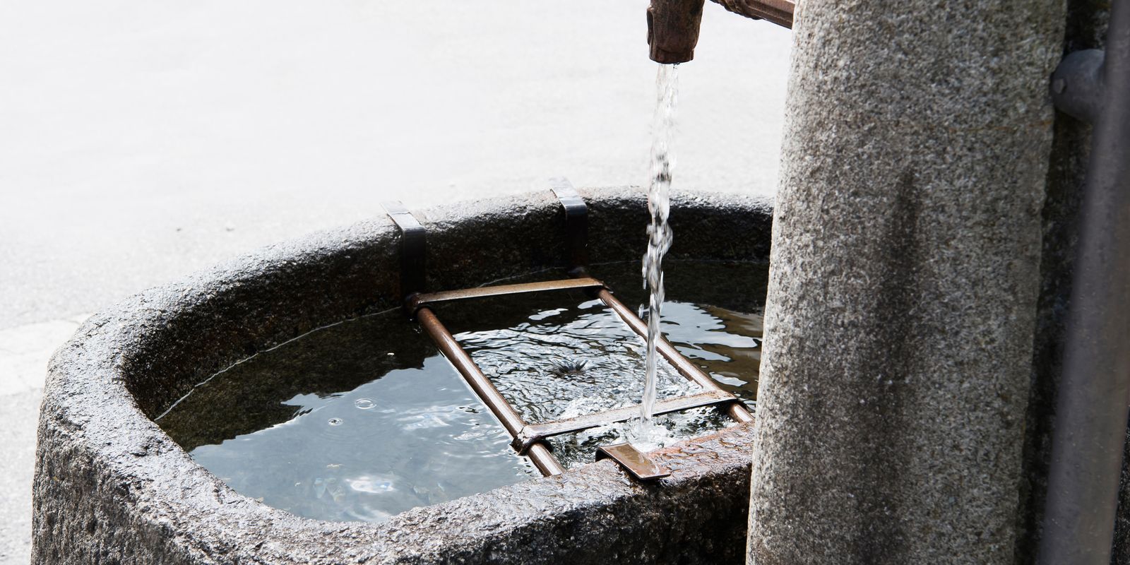 Brunnen mit fließendem Wasser