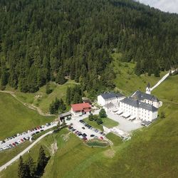 Drohnenaufnahme des Waldrast Natur Resorts mit Klostergasthof im Sommer
