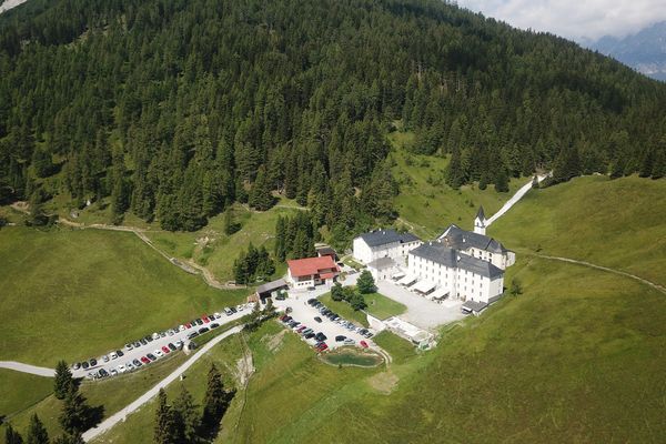 Drohnenaufnahme des Waldrast Natur Resorts mit Klostergasthof im Sommer