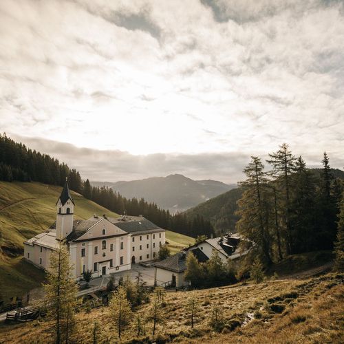 Waldrast Natur Resort mit Kloster und Kirchturm im Wald in den Bergen im Herbst