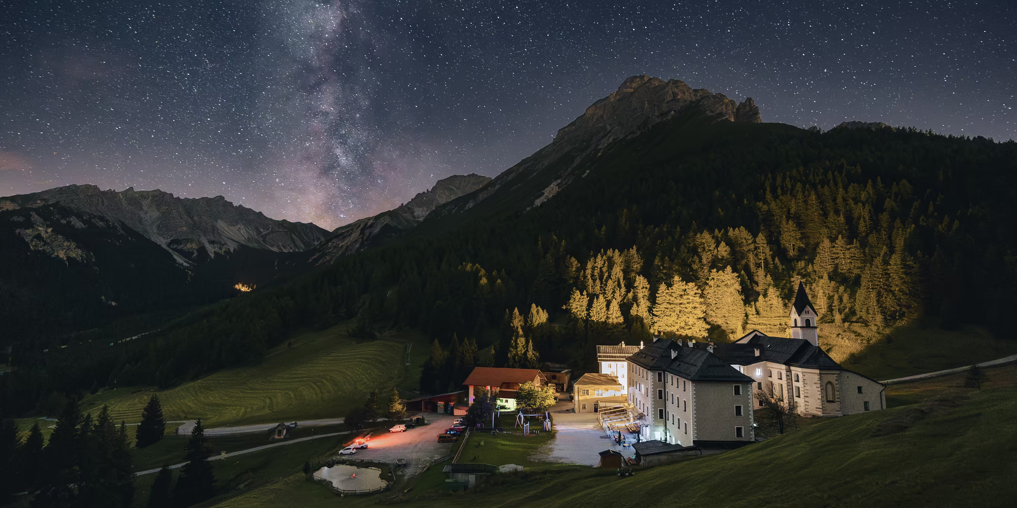 Abendaufnahme Hotel Waldrast Natur Resort mit Sternenhimmel